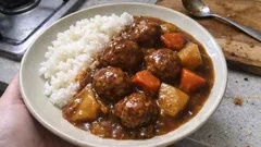いつものカレーがごちそうに：スプーンで落とすミートボールカレーの作り方
