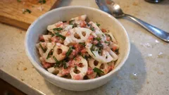 シャキシャキれんこんが主役：たたき梅と大葉でさっぱり和える簡単副菜