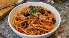 ツナと黒オリーブで味が決まる：手軽なプッタネスカ風スパゲッティ