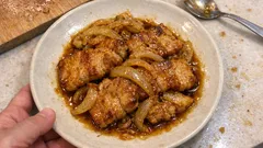 厚切り豚バラの生姜焼き—片栗粉でタレがからむ、満足おかず