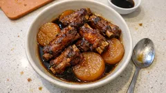 炊飯器におまかせで味しみ。レンジ下ゆで大根×スペアリブの甘辛煮込みレシピ