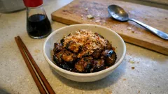 炒めてから蒸し煮でとろとろに：やさしい味の「ナスのおかかあえ」レシピ