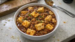 市販の麻婆豆腐の素がここまで変わる：豚ひき肉と玉ねぎでコク増し簡単マーボー豆腐