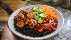 黒米でもちっと満足：甘酢マリネサーモンのポケボウル風ワンプレート（お弁当にも）