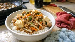おでんの残り汁、捨てないで。旨みで味が決まる「肉そぼろ豆腐丼」フライパンひとつ