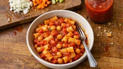 ひよこ豆×トマトで満足感アップ：肉なしでも食べごたえのパスタ（チェーチ）