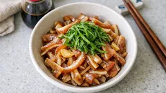 コリコリ食感がたまらない：ミミガーのにんにく炒めをポン酢×酢でさっぱり和える