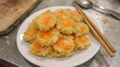 輪切りでサクサク、にんじんの甘みが際立つ天ぷら｜揚げ時間約1分30秒