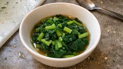 白だし＋水で迷わない：青高菜のおひたし、30秒ゆでて浸すだけ