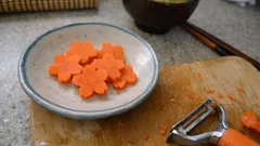 にんじんの飾り切り「桜」— 型抜きで簡単、立体感まできれいに仕上げるコツ