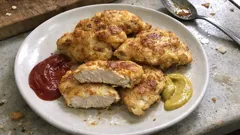 卵に二度くぐらせてふんわり厚衣に。鶏むね肉のしっとりピカタ（お弁当にも）