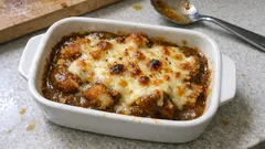 余ったコロッケがごちそうに：カレーソース×チーズで焼く簡単カレーグラタン